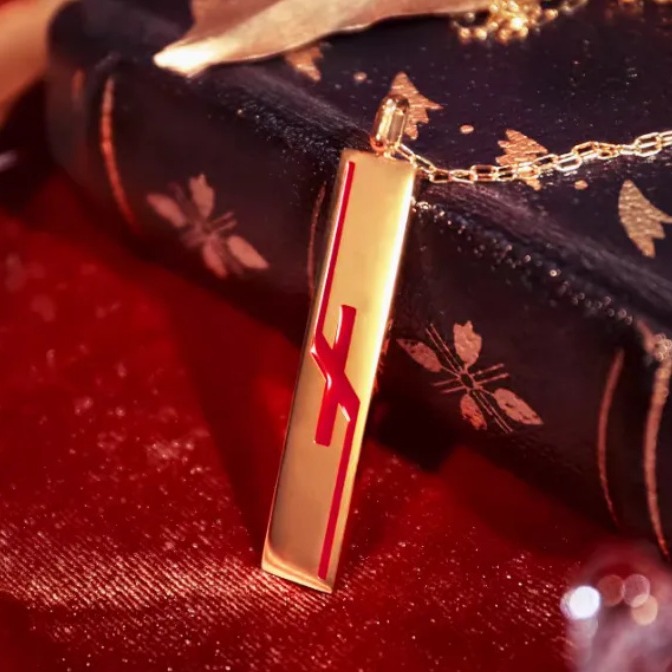 Irregular Red Letter Pendant N - Party Games Simple recension och pris